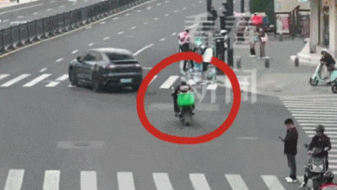 事发上海肿瘤医院附近，快递小哥态度嚣张！民警：都是病人老人，撞了怎么办？