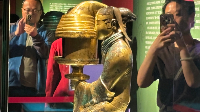 两千多年前的文物竟暗藏环保巧思？“中华第一灯”长信宫灯点亮中国美术馆
