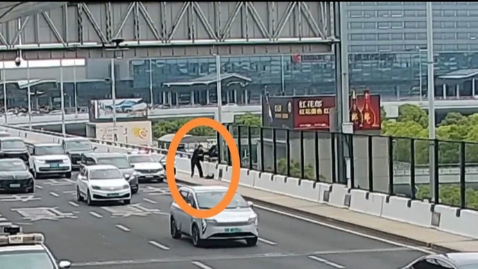 惊险！工作途中飞身一抱，民警在高架上救下轻生男子