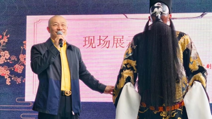 在上海，梅花奖、白玉兰奖得主安平露天唱起“包拯”经典选段
