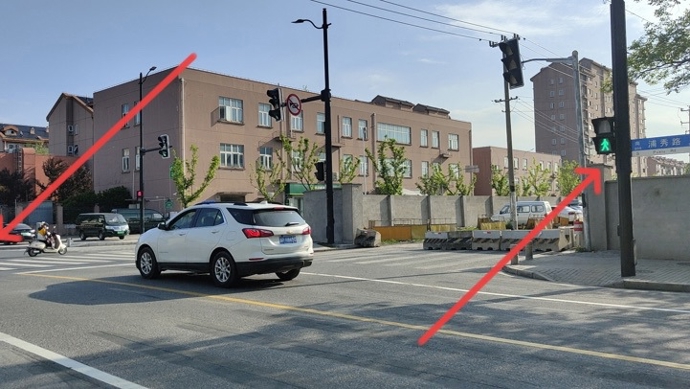 斑马线“望”灯兴叹 行人过街吓势势