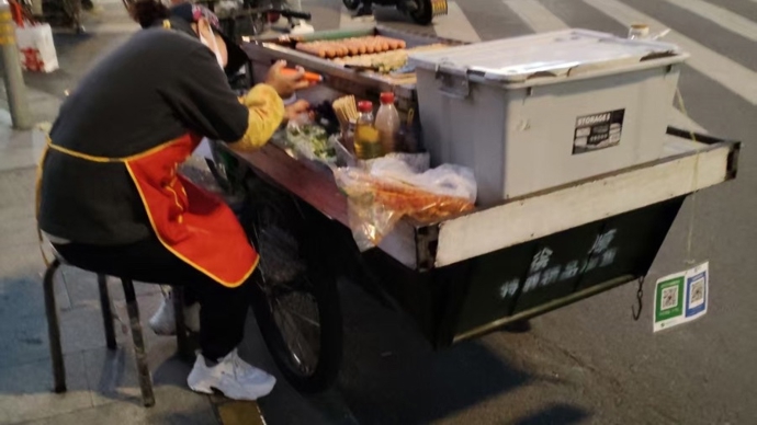 繁忙路口竟成“摆摊场”？占道经营与车流“抢道”太危险