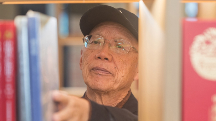 从三尺讲台到开办公益图书馆，一位年近八旬老人的书香公益路｜上海阅读者