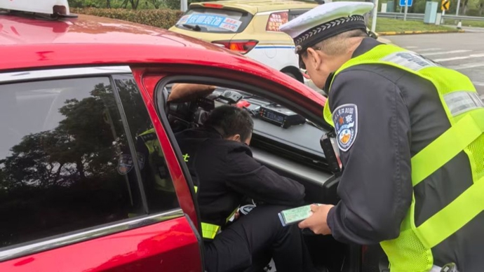 网购抢单软件再转卖，上海一出租车司机被抓获