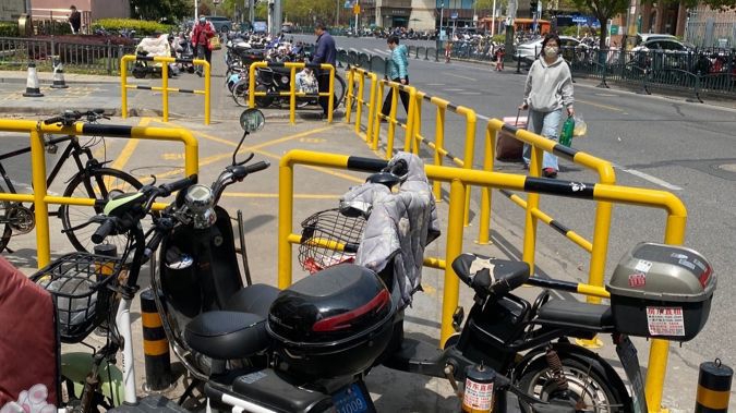 “还让不让人走路了！”上海多条人行道“频频失守”，市民直呼“步步惊心”