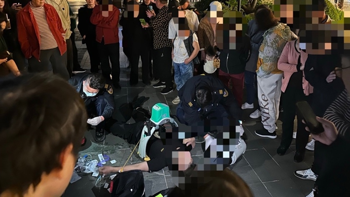 广场舞跳着跳着突然倒地！今晚四川北路公园门口发生惊险一幕