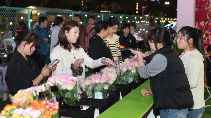 黄浦江上开出“海上花市”，成热门花卉邂逅消费者“第一现场”