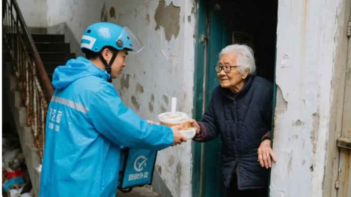 上海老人每天花50元雇人敲门？真相远比故事令人安心