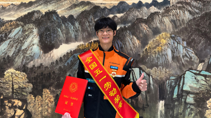 上海外卖小哥在人民大会堂领奖！上海给了他“没想好”的底气