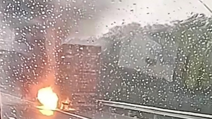 今天下午G1503绕城高速一辆集卡起火 消防到场施救无人员伤亡