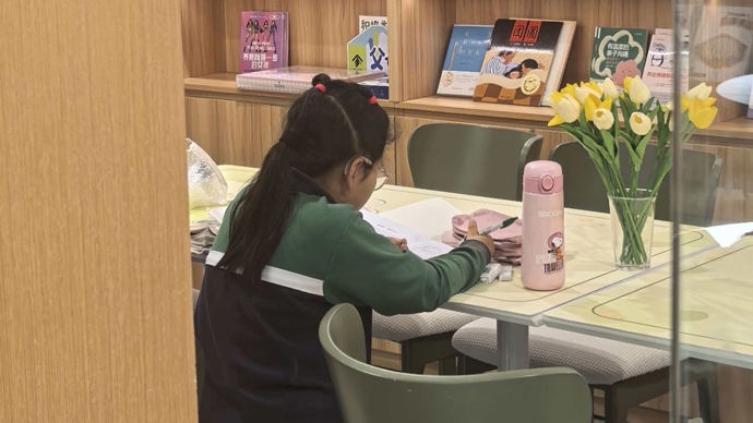 放学后哪有一张“课外书桌”？闵行高中生的心愿推动首家公益自习室落地