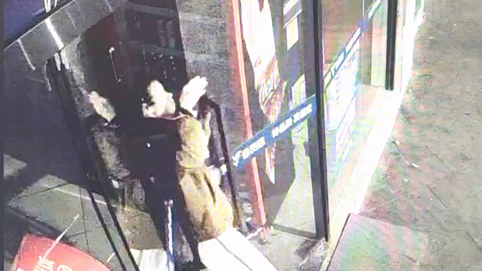 男子凌晨“钻门”连盗多家店铺！上海警方：人抓到了，在网吧