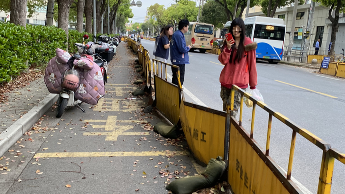 只“堵”不“疏”惹争议 这条道路非机动车道遭围堵引发“交通乱象”