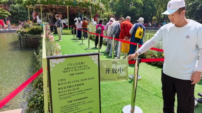 上海顶流街区迎来假日大客流，城市治理如何施展“绣花功夫”