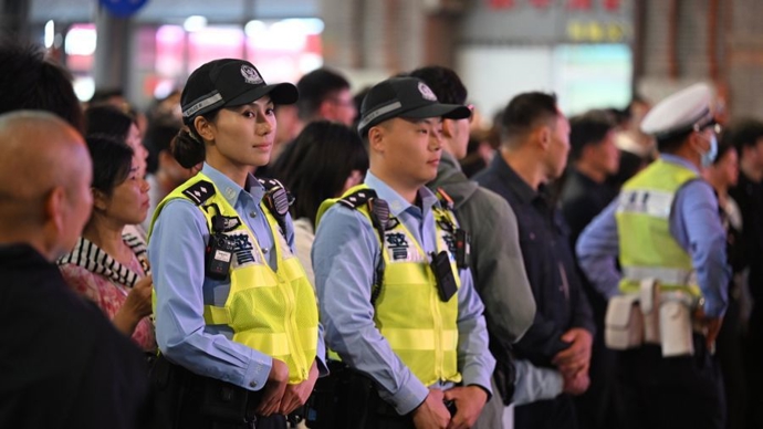 外滩、豫园等热门景点人流如织，警方科技赋能大客流安保