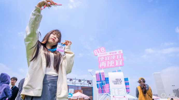 【场面】赏花逛集两相宜，女生专属快乐市集开启