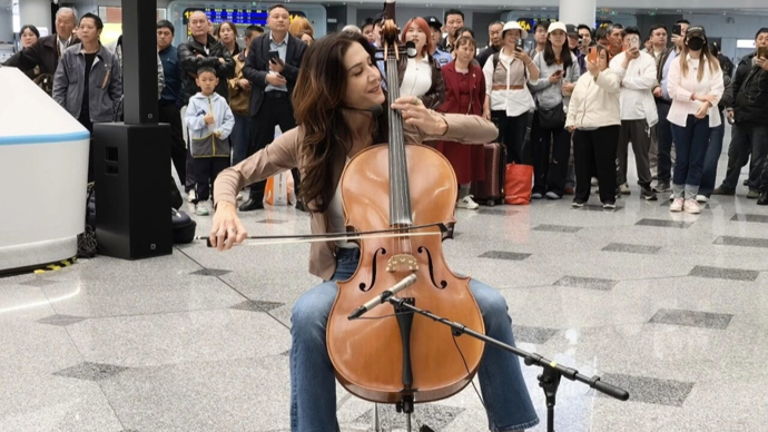 火车站里响起浪漫弦音