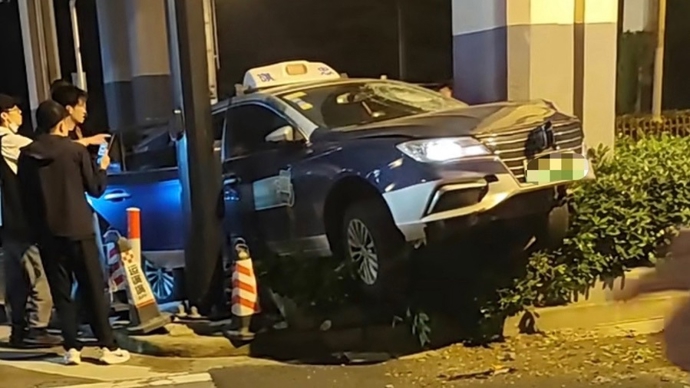今天凌晨共和新路中华新路发生事故 出租车和电动自行车受损