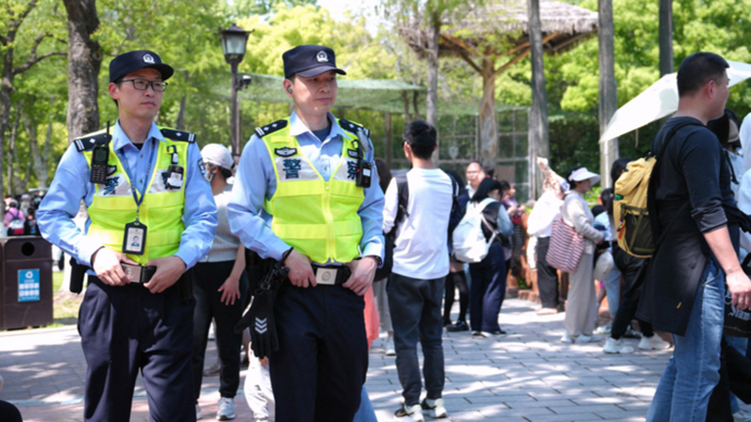 “五一”假期各大景点人气持续爆棚，浦东警方全力保障游客出行游玩安全有序