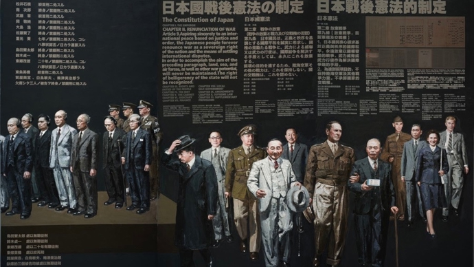 站在巨幅文献式全景画《东京审判》前，以史为鉴面向未来
