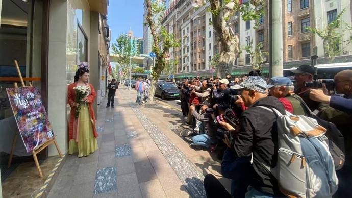 不出上海就能拍爆内存，这家快闪店把江南小镇和泉州簪花都搬来了