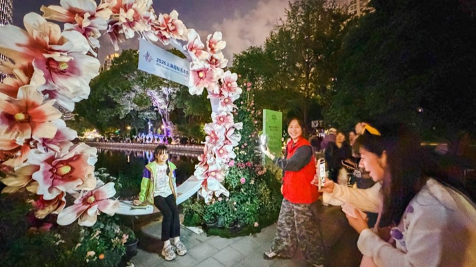 一束聚光灯一盏补光灯，游客随口一提变成现实，花卉节的两束光照见上海的温柔