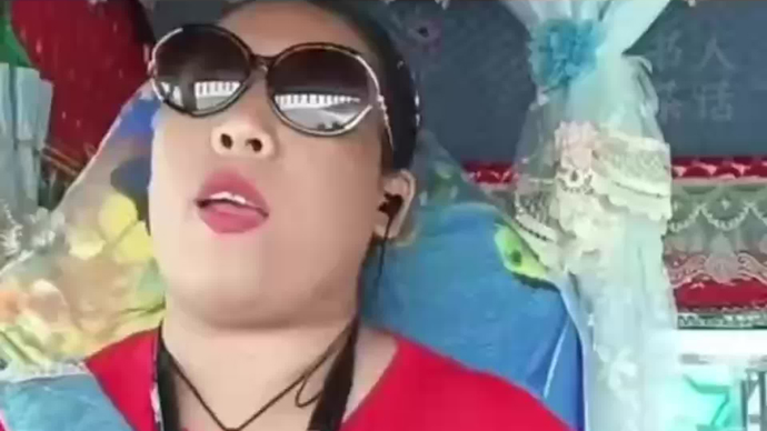 惊险！女卡车司机一路“危机四伏”：既要开车，也要防狼！