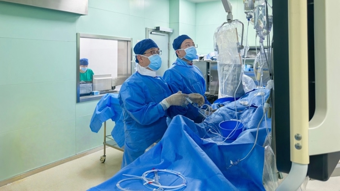 俄罗斯大叔在沪遭遇“生死劫”：心梗+室颤，上海医生中西合璧7天“治服”