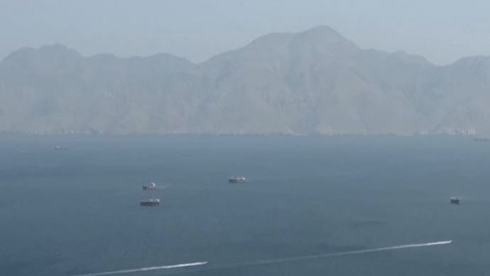 “暗船”活动激增600%！霍尔木兹海峡，卫星图像曝光→