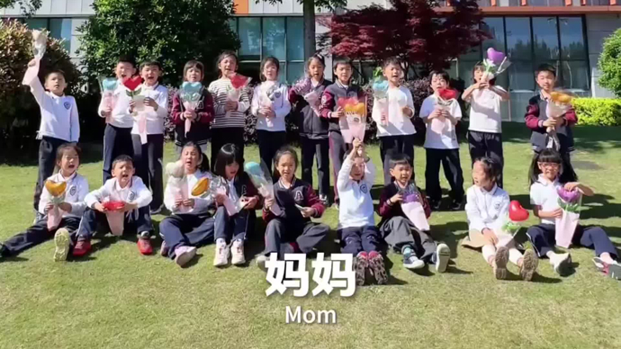 给妈妈打个电话说“我爱你”，有些孩子笑着笑着就哭了……