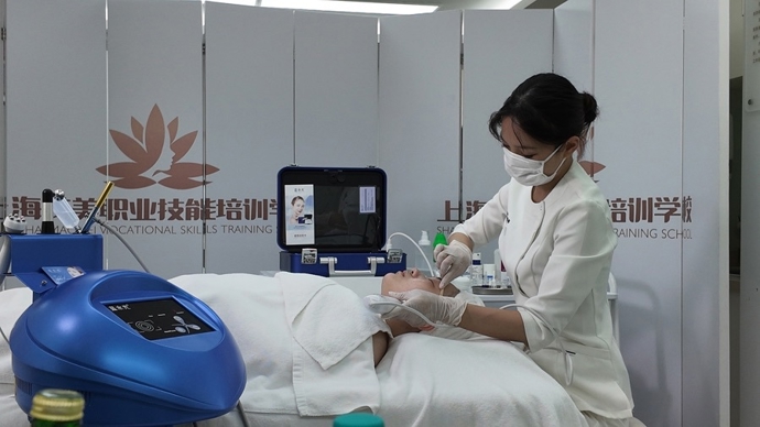 那个“没什么特别”的“笨功夫”女孩，曾半夜苦练美甲图