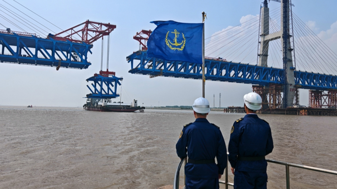 崇明海事护航崇启公铁长江大桥南岸钢梁吊装，预计6月初实现主跨合龙
