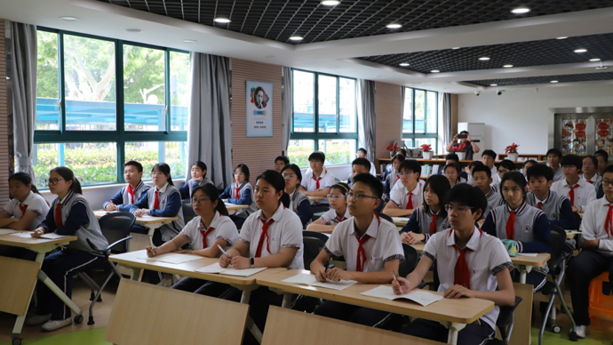 让青春在爱党爱国中闪光——64年老团员创新“三法”团课浸润青少年心田