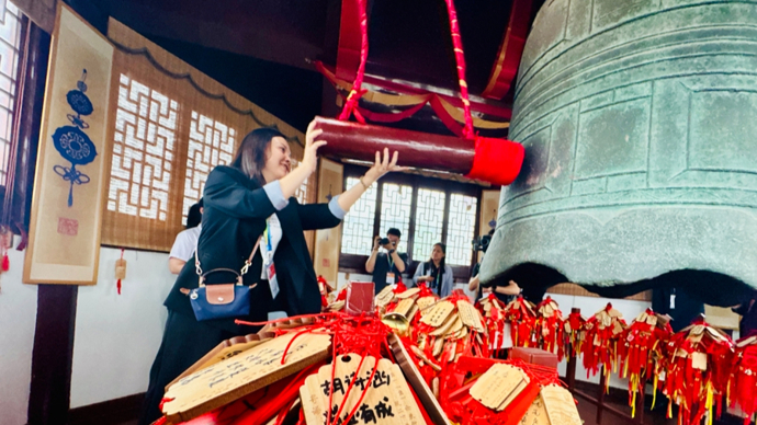 机器人拉花、古镇敲钟！APEC第二次高官会与会代表邂逅上海｜新民特写