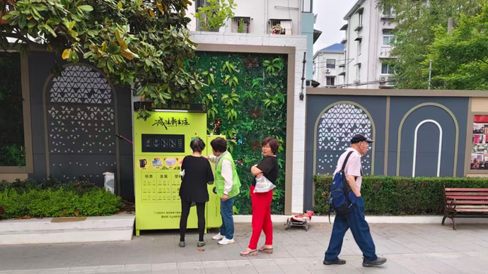 “爱回收”社区满仓，工厂产线通宵：上海日均600吨可回收物这样流转
