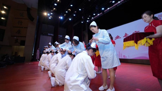 一顶燕帽，一束烛光：上海健康医学院为优秀护生代表举行特别成人礼