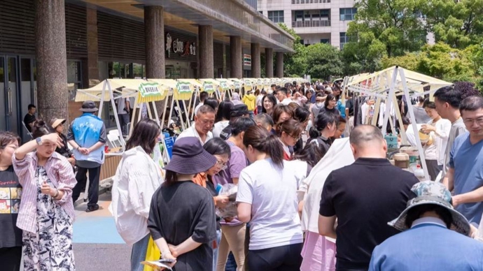 闵行这个镇，七大街区抱团定期“办集”，小商户们化身“行商”卖断货