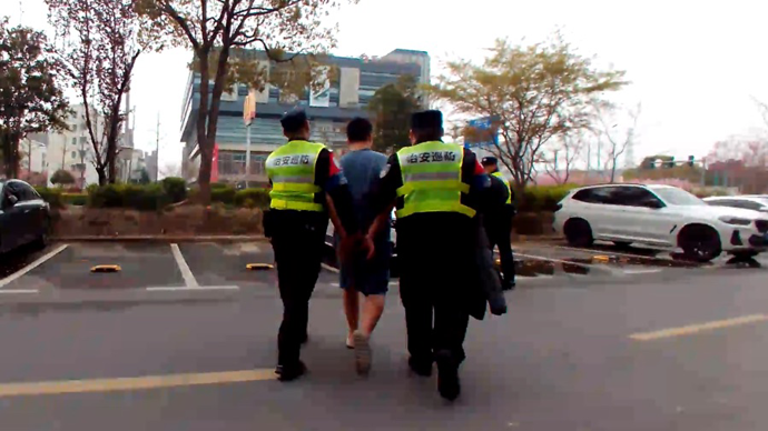 身无分文还打车行窃？惯犯“拉车门”偷烟抵车费，操作惊呆民警