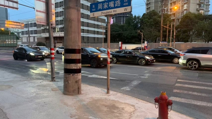铁制路锥破损散落 记者介入后隐患消除