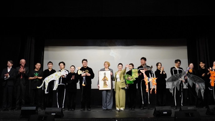 谢幕掌声长达五分钟！海派皮影戏《九色鹿》斩获俄罗斯“金小丑”顶尖大奖