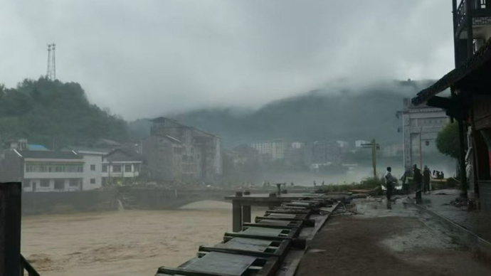 湖南山村洪水暴涨8.76米，打工人全网急呼：热搜没它，仍有老人失联