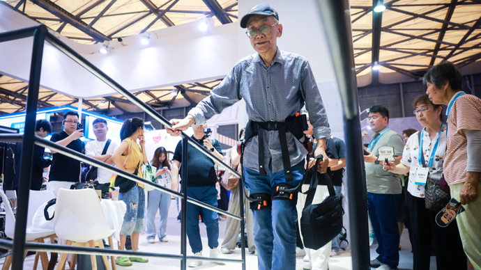 “上海老人疯抢2.3万元保姆机器人”？哪些智能硬件值得“银发族”尝试