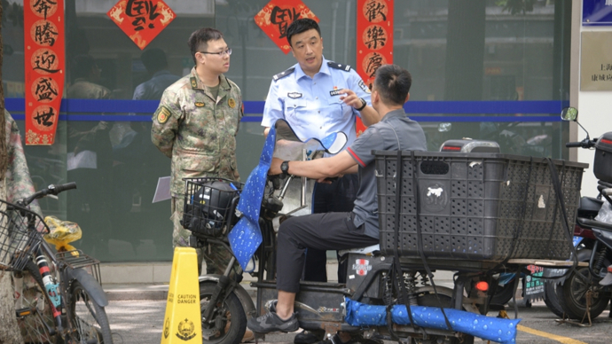 在场 | 一个“巨无霸”社区里的24小时警务室