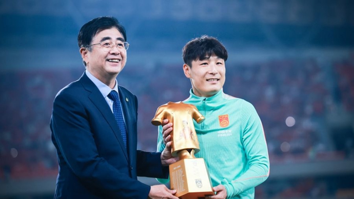 一切都是最好的安排，国足为武磊举行国家队百场纪念仪式