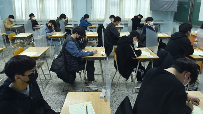 韩国曝出AI眼镜作弊案，考虑高考禁用同类用品