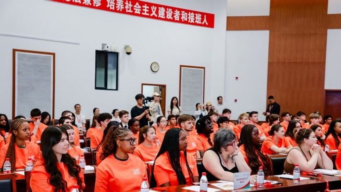14亿人如何共处？80余名英国师生在上海研习中国社会治理