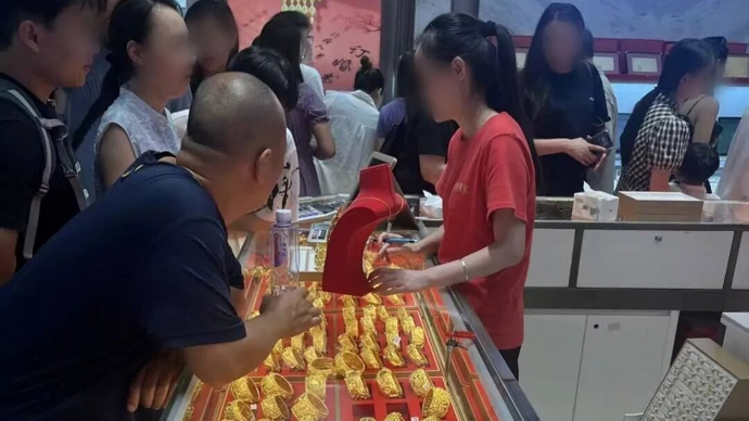 金价跌破900元大关，记者实探：金店生意火爆，有人连续一个月抄底失败