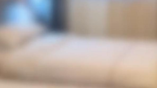 吓得赶紧关了！上海女子带娃住酒店，电视被投屏不雅画面！酒店回应：退了房费