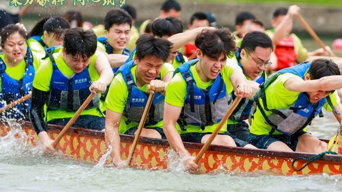 今天，闵行这条河两岸人头攒动，21支职工龙舟队竞渡庆端午