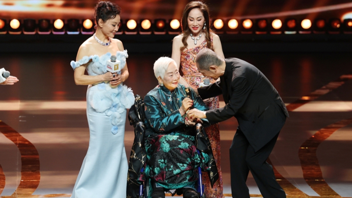 【演界】张艺谋为卢燕颁奖，同时发表自己的获奖感言：讲好中国故事